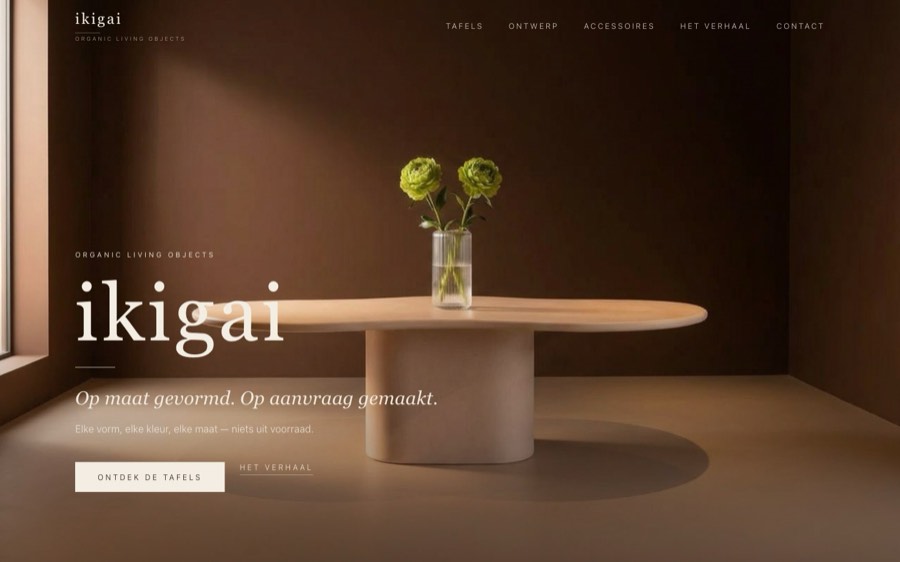 De homepage van ikigai: een ronde designtafel in een warm belichte ruimte.