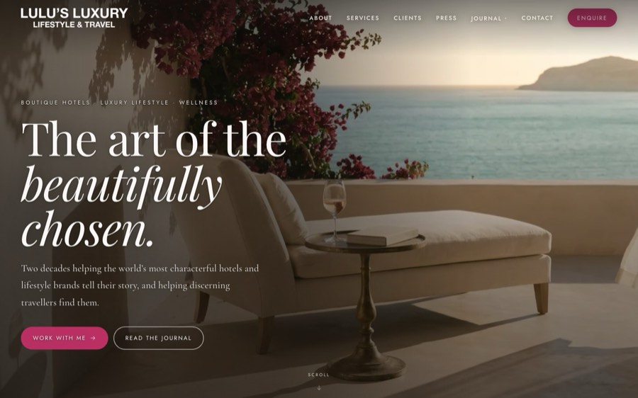 De homepage van Lulu’s Luxury Lifestyle: een terras aan zee met de kop “the art of the beautifully chosen”.