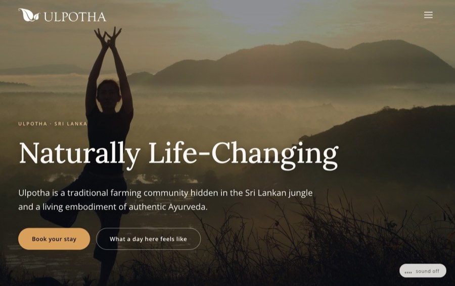 De homepage van Ulpotha: iemand in yogahouding tegen een berglandschap bij zonsopgang.